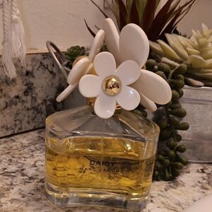 Marc Jacobs Daisy with White and Gold Floral Design